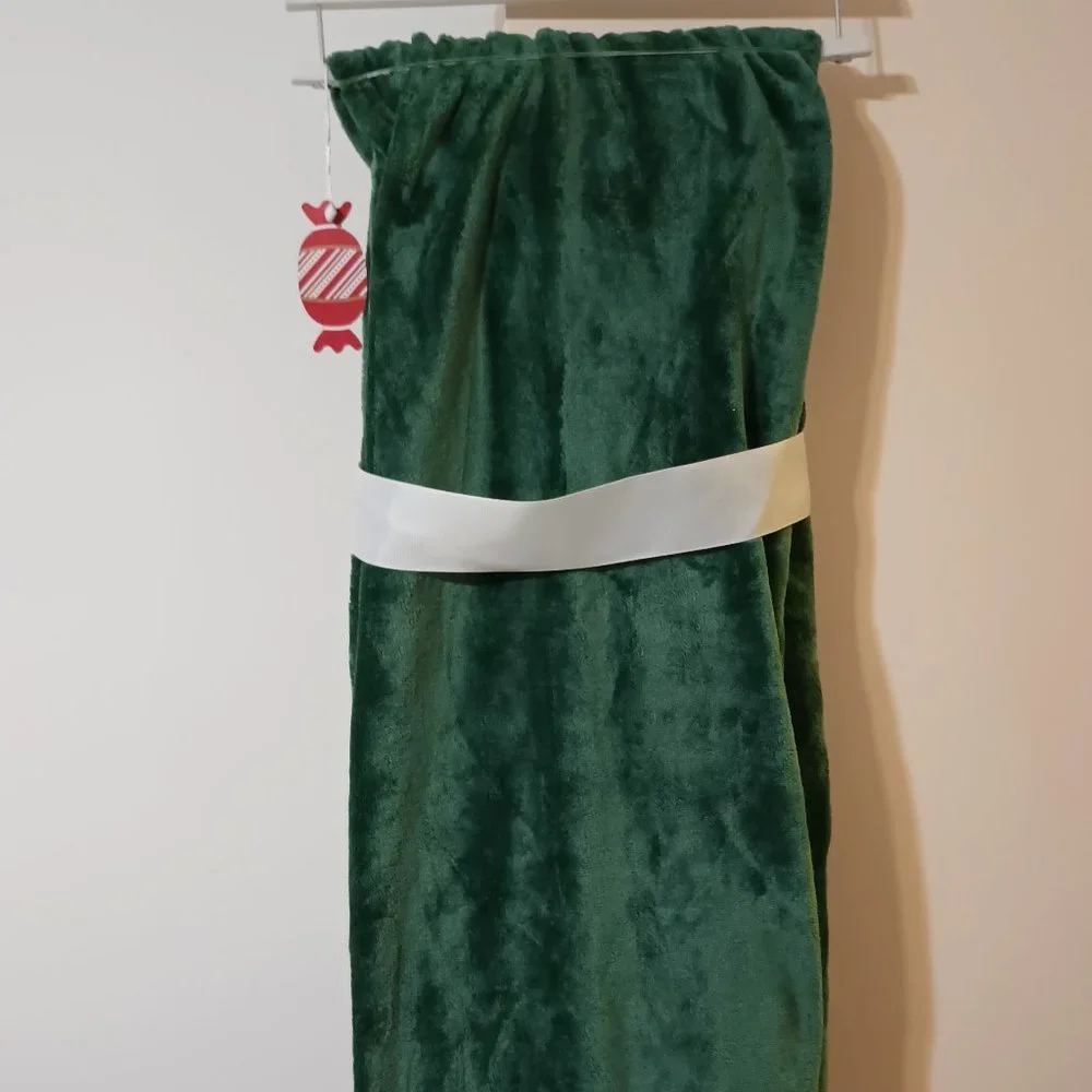 NWT ~ Peppermint Place Holiday Throw with a Textured Dangling Gnome (50” x 60”)